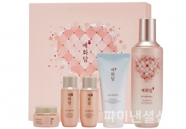 LG생활건강이 발렌타인데이 시즌을 맞아 자연주의 한방 화장품 예화담의 '생기순환 에센스 하트에디션'을 출시했다. (사진=LG생활건강)
