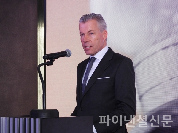 롤스로이스 CEO 토스텐 뮐러 오트보쉬가 서울 청담 부티크 오픈 행사에서 환영사를 하고 있다. (사진=황병우 기자)