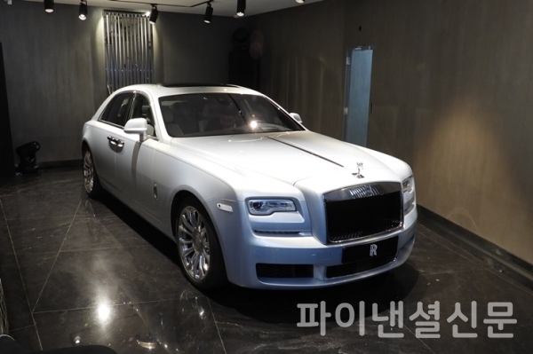 청담 부티크 2층에 전시된 전세계 35대만 존재하는 롤스로이스 '실버고스트' (사진=황병우 기자)