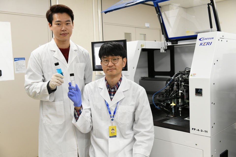 연구개발자인 설승권 KERI 책임연구원(오른쪽)과 이상현 KERI 박사과정생(왼쪽)이 무전해도금법 기반 고전도성 구리 3D프린팅 잉크를 들고있다. (사진=KERI)