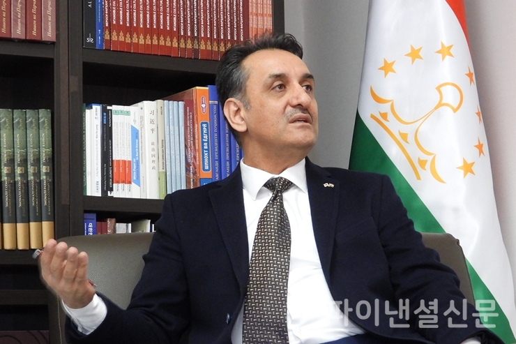 유스프 샤리프조다(Yusuf Sharifzoda) 주한 타지키스탄 대사는 인터뷰 하는 동안 쾌활하고 여유있는 모습과 함께 고국에 대한 자부심을 보였다. (사진=황병우 기자)