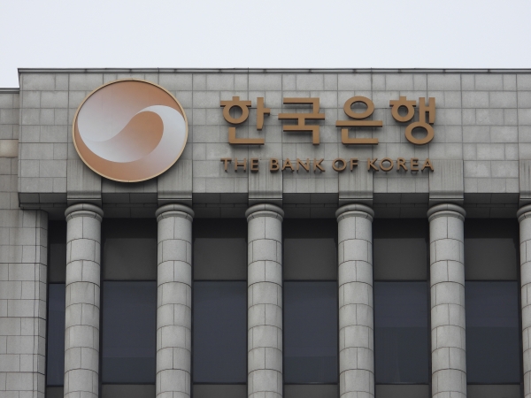 한국은행은 향후에도 자기앞수표 이용은 전자방식지급수단의 발달 등의 영향으로 감소세를 지속할 것이라 했다.(사진=황병우 기자)