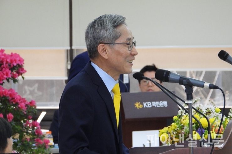 윤종규 회장이 적극적이고 전략적인 M&A에 나설 수 있다고 밝히면서, 우리금융 손태승 회장과 M&A 시장서 경쟁이 불가피 할 것으로 예상된다. (사진=황병우 기자)