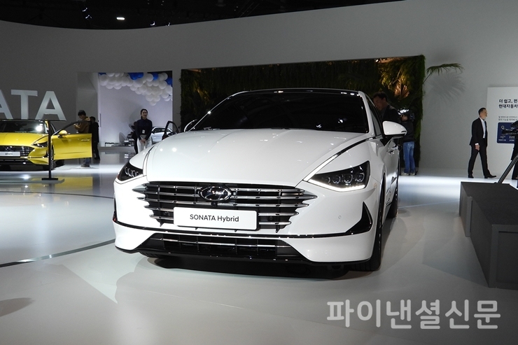 현대차는 6월에 정식으로 공개할 '신형 쏘나타 하이브리드'를 2019 서울모터쇼에서 일반에 선공개했다. (사진=황병우 기자)