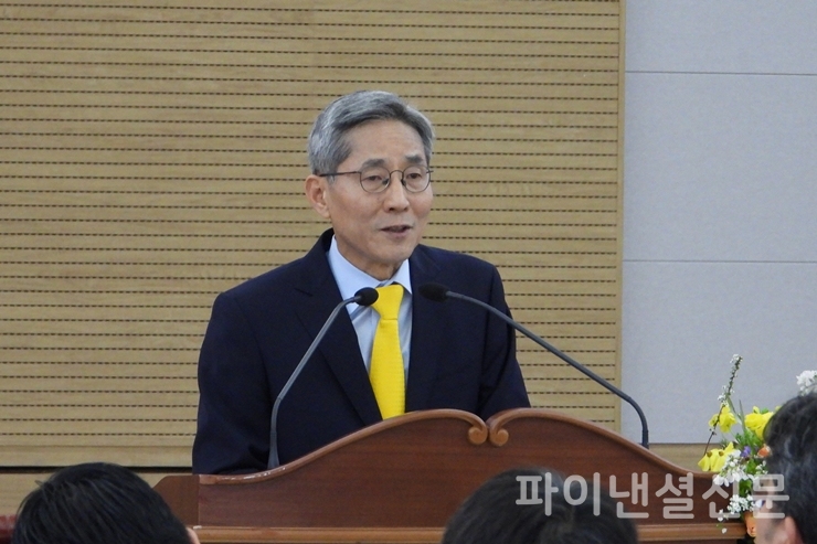 KB금융 윤종규 회장은 27일 서울 27일 서울 여의도 국민은행 본점에서 열린 KB금융 정기 주총에서 생보사 인수 등에 적극 나설 것을 분명히 했다. (사진=황병우 기자)