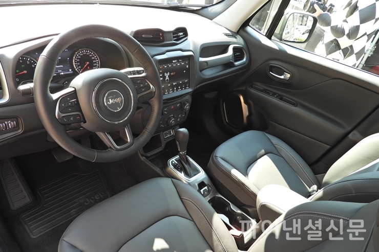 뉴 지프 레니게이드 실내 (사진=황병우 기자)