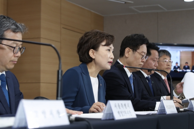 김현미 장관이 제3차 신규택지 추진계획을 발표하고 있다/사진=국토교통부
