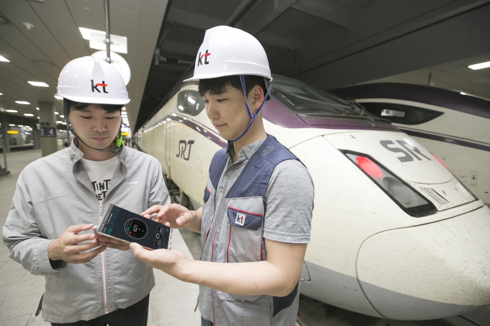 KT 네트워크 담당 직원이 SRT 수서역에서 5G 인빌딩 서비스 구축 현장을 점검하고 있다. (사진=KT)