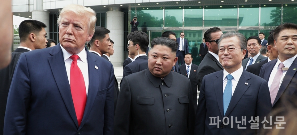 30일 오후 판문점에서 문재인 대통령(오른쪽)과 도널드 트럼프 미국 대통령, 김정은 북한 국무위원장이 함께 만나고 있다./사진=청와대