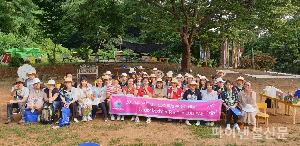 중국 상해에 있는 유치원 원장들이 닥터마더스티 안시은 대표(오른쪽 맨끝)와 사진촬영을 하고 있다./사진=닥터마더스티