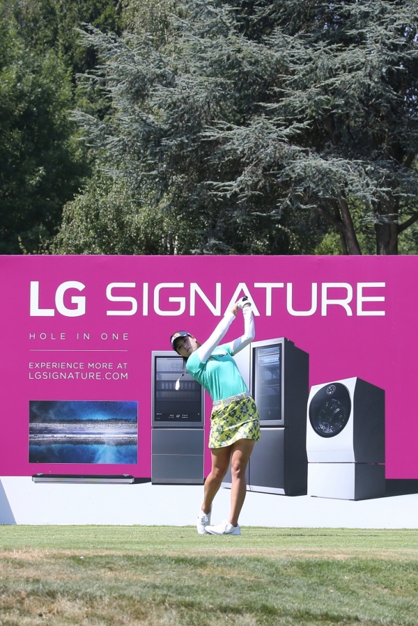 전인지 선수가 ‘LG 시그니처 홀’에서 스윙하고 있는 모습 (사진=LG전자)