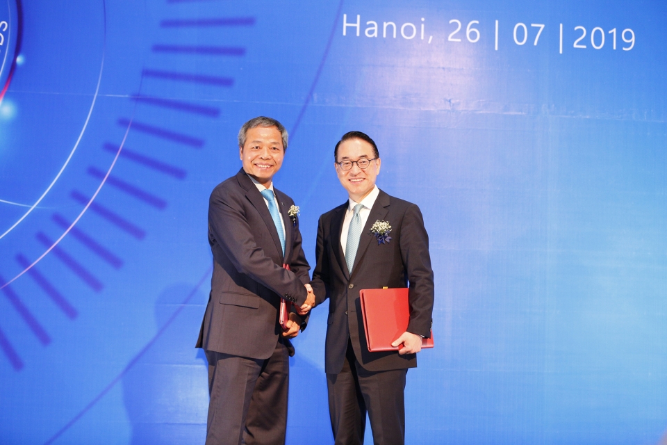 베트남 하노이에서 지난 26일 삼성SDS 홍원표 대표이사 사장(우)과 CMC 응우엔 쭝 찡 대표이사 회장이 전략적 투자 계약 체결 후 악수하고 있다. (사진=삼성SDS)