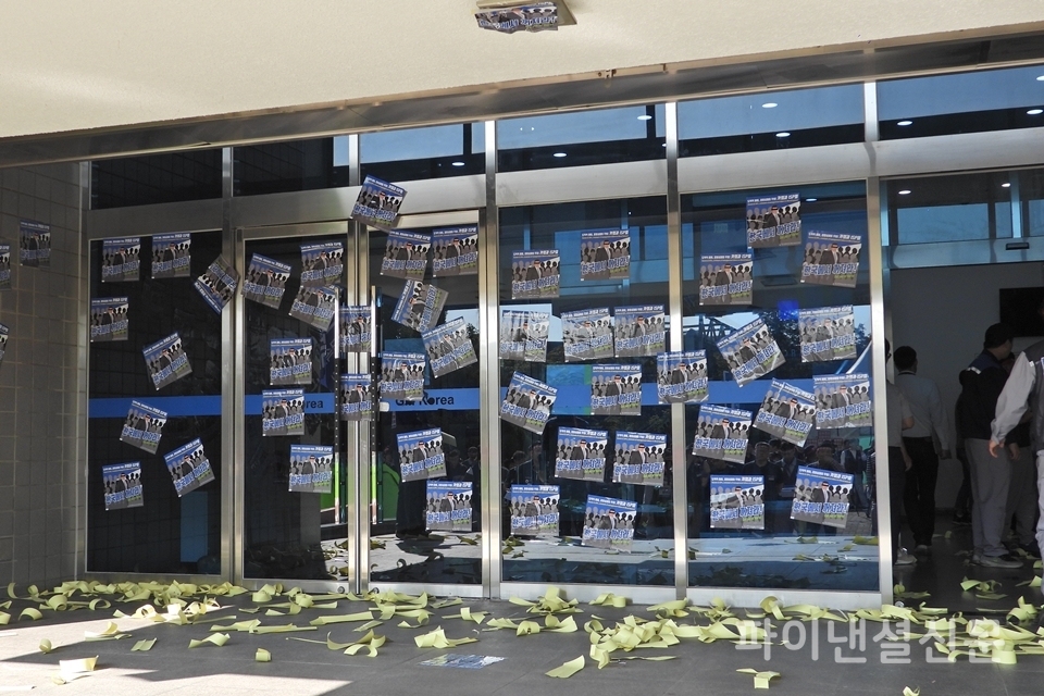 한국지엠노조의 경영진 퇴진 스티커 퍼포먼스로 스티커가 붙어있는 한국지엠 부평공장 본관 출입구. (사진=황병우 기자)