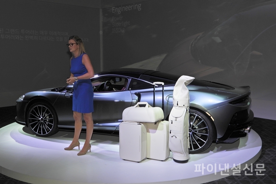 맥라렌GT의 전후면 트렁크에는 골프백과 여행 가방 등을 넉넉하게 적재할 수 있다. (사진=황병우 기자)