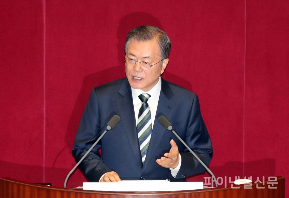 문재인 대통령이 22일 오전 국회 본회의장에서 내년도 예산안에 대해 시정연설을 하고 있다./사진=연합