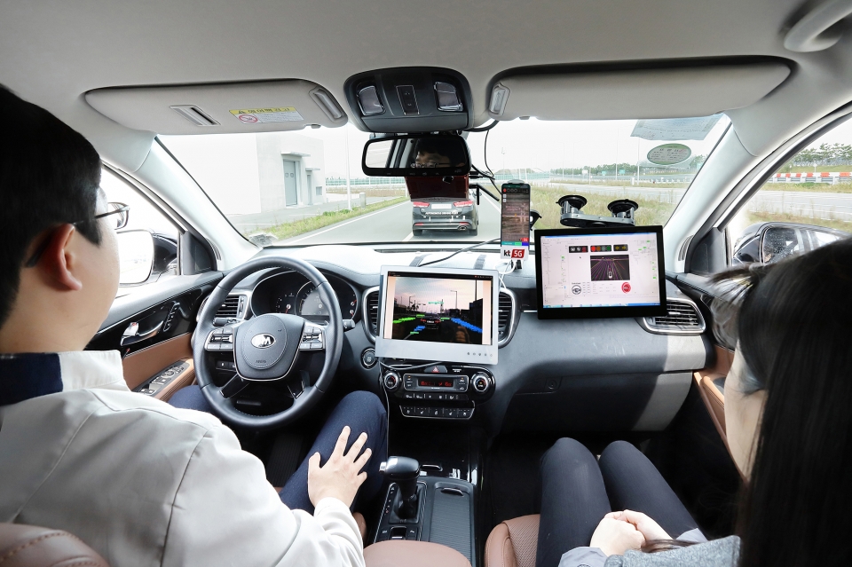 현대모비스 서산주행시험장에서 모비스의 자율주행차 ‘엠빌리’로 KT 5G V2X 기반 자율주행 기술을 시연하고 있다. (사진=KT)