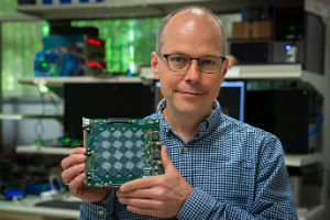 인텔 랩 매니징 디렉터 리치 울리가 8개에서 32개 인텔 로이히 뉴로모픽 칩으로 구성되는 인텔 나후쿠 보드를 들고 있다. (사진=인텔코리아)