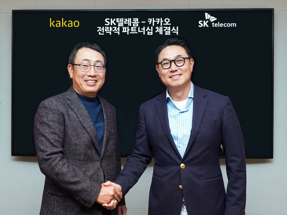 카카오 여민수 공동대표(오른쪽)와 SK텔레콤 유영상 사업부장이 3000억원 규모의 주식을 교환하고 미래 ICT분야에서 사업 협력을 추진하는 전략적 파트너십을 체결했다. (사진=카카오)