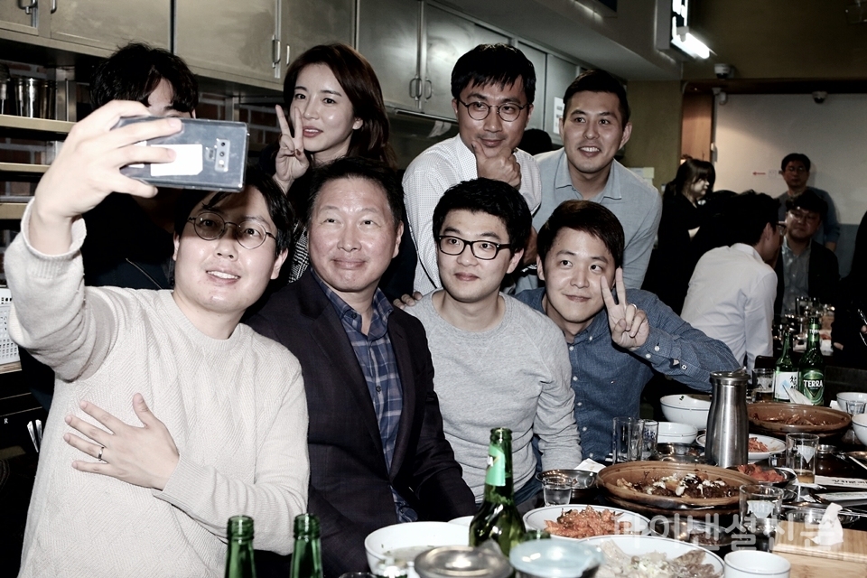 최태원 SK그룹 회장이 28일 서울 광화문 일대 식당에서 '번개 행복토크'를 열고 직원들과 섹카를 촬영하고 있다. (사진=SK그룹)