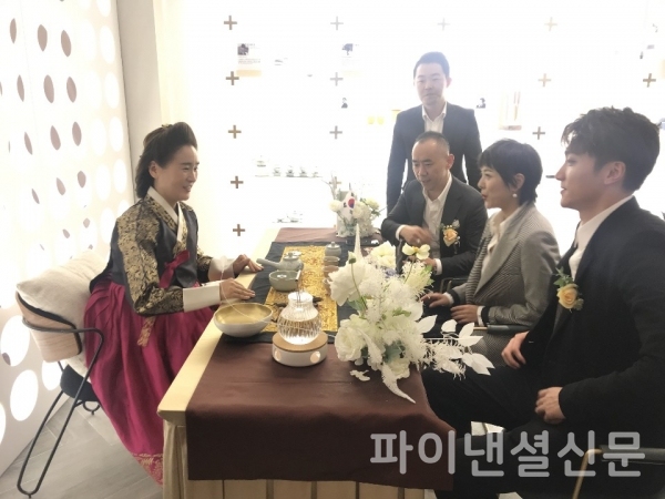 닥터마더스티 안시은 대표(왼쪽)가 Mr.C+ 귀빈들에게 한국 다예를 시연하고 있다./사진=닥터마더스티