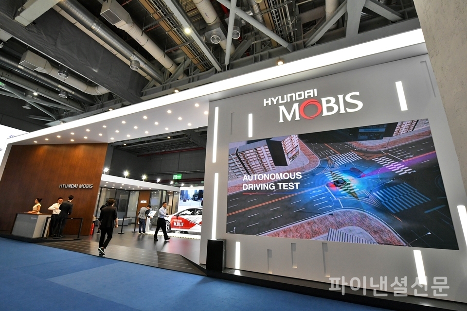 5일 중국 상하이에서 개막한 중국 국제 수입박람회에 마련된 현대모비스 부스 모습. (사진=현대모비스)
