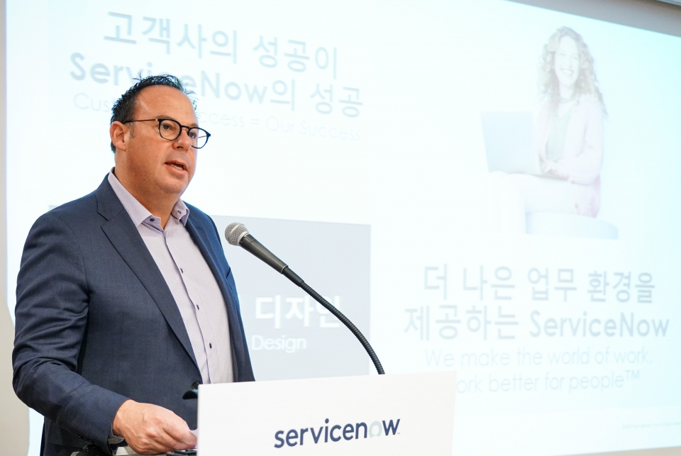 데이비드 슈나이더(David Schneider) 서비스나우 글로벌 고객 운영 총괄 사장이 자사의 한국 시장 진출을 발표하고 있다. (사진=서비스나우)