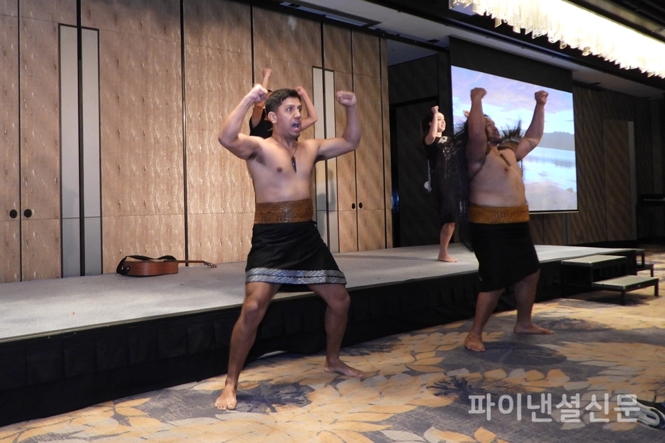 25일 서울 광화문 포시즌스호텔 서울서 열린 에어뉴질랜드 직항편 취항 기자간담회에서 에어뉴질랜드 직원들이 뉴질랜드 전통문화 공연으로 하카(Haka) 퍼포먼스를 선보이고 있다. (사진=황병우 기자)