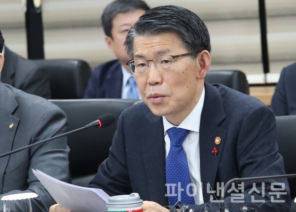 은성수 금융위원장이 12일 오전 정부서울청사에서 열린 시중·지방은행장 간담회에서 발언하고 있다./사진=연합