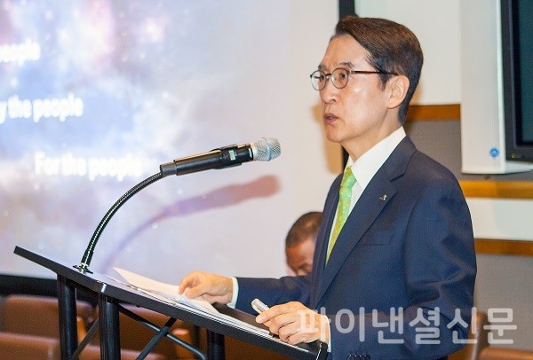 지난해 5월 미국 뉴욕 유엔(UN) 본부에서 열린 세계중소기업학회(ICSB) 포럼에서 신창재 교보생명 회장이 한국 기업인 최초로 기조연설을 하고 있다. (사진=교보생명)