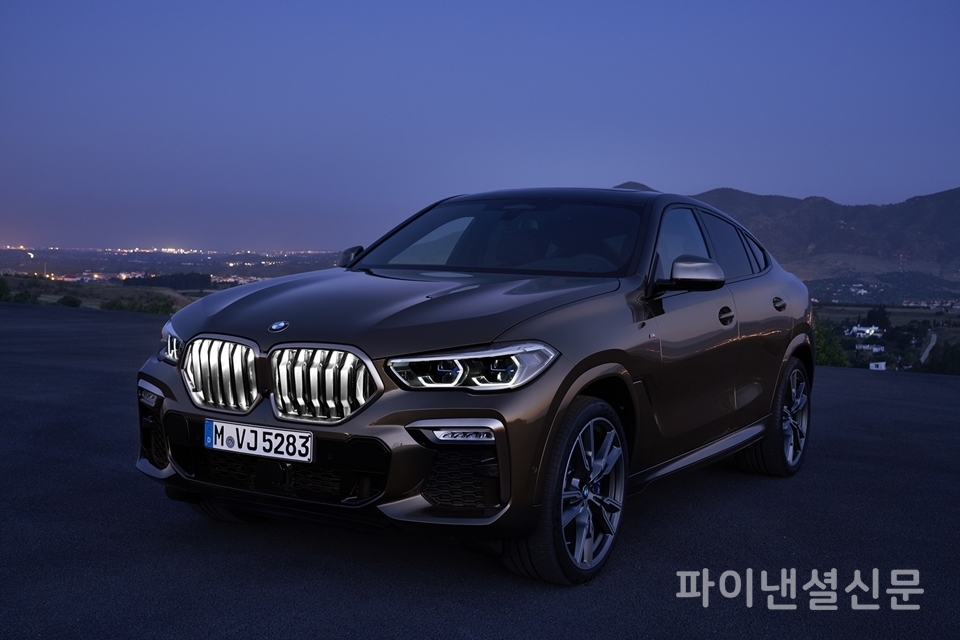 뉴 X6에는 브랜드 최초로 LED 조명식 키드니그릴이 적용된다. (사진=BMW)