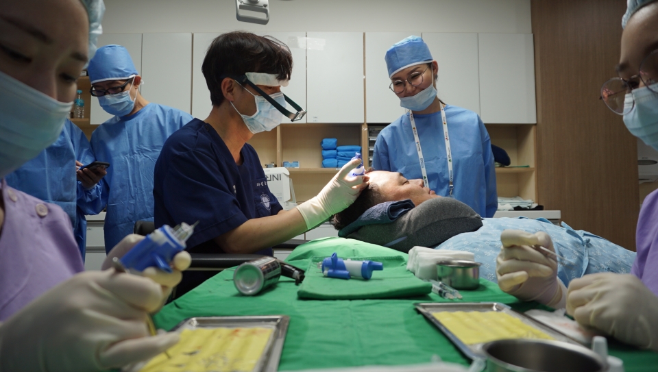 ETRI 연구진이 개발한 기술을 바탕으로 의료진(경북대 김문규 교수) 실제 이식 수술에 활용을 하고 있는 모습 (사진=ETRI)