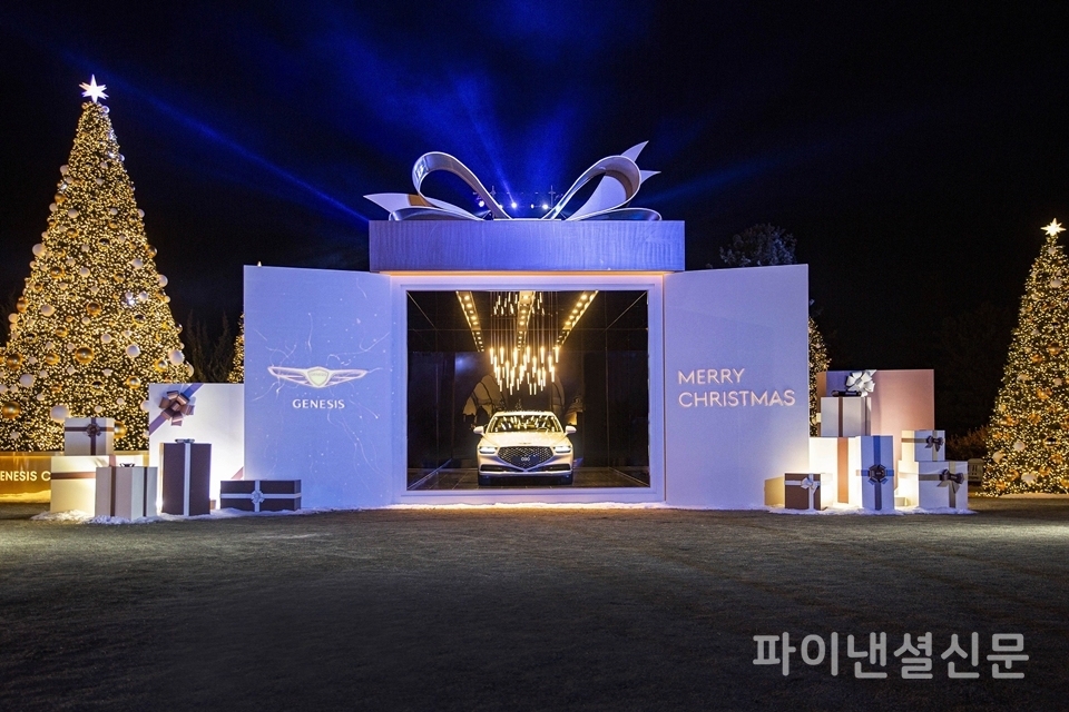 '제네시스 크리스마스 빌리지'에 전시된 대형 크리스마스 선물상자 속 G90 (사진=제네시스브랜드)