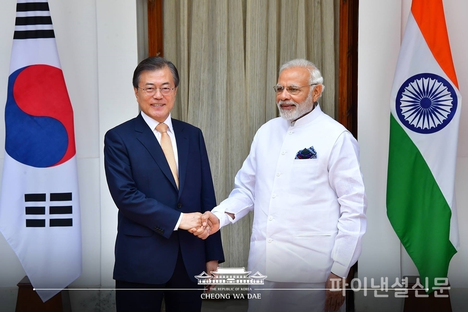 문재인 정부의 신남방정책 추진과 인도 및 아세안과의 경제 성장으로 우리 경제에 도움이 될 것으로 보는 의견이 많다. 사진은 지난 2018년 7월 정상회담을 가진 문재인 대통령(왼쪽)과 모디 인도 총리(오른쪽)가 악수하는 모습. (사진=청와대)