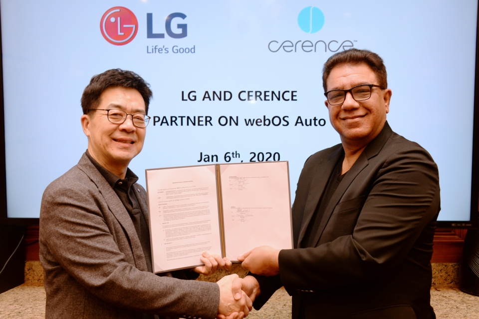 LG전자 CTO 박일평 사장(왼쪽)과 미국 쎄렌스(Cerence) CEO 산자이 다완(Sanjay Dhawan)이 차량용 솔루션을 공동으로 개발하기 위한 양해각서(MOU)를 체결했다. (사진=LG전자)