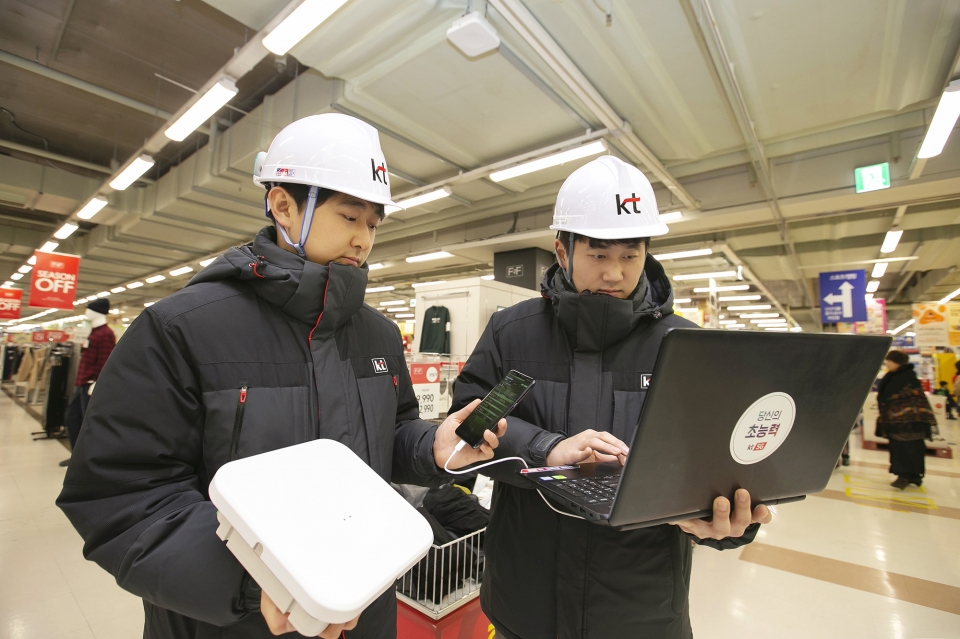 KT 네트워크부문 직원들이 경기도 안양시 홈플러스 매장 내에 고성능 광중계기를 설치하고 5G 서비스 품질을 확인하고 있다. (사진=KT)