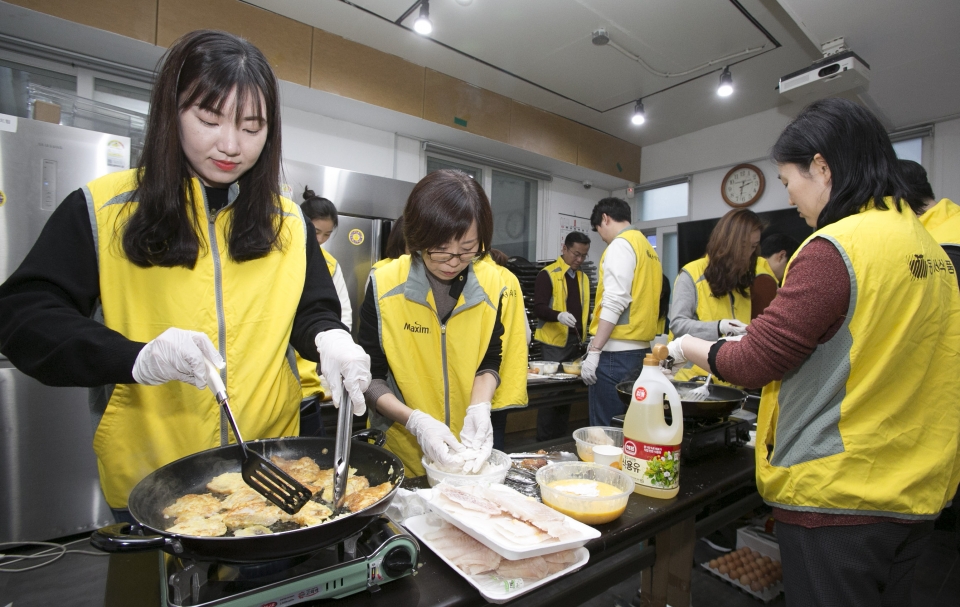 봉사활동에 참여한 동서식품 임직원들이 설 맞이 음식을 조리하고 있다. (사진=동서식품)