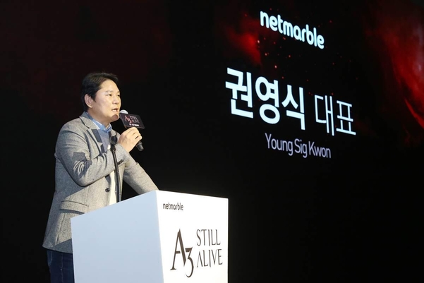 권영식 넷마블 대표가 22일 서울 용산 드래곤시티에서 열린 미디어 쇼케이스에서 A3: 스틸얼라이브를 공개하고 있다. (사진=넷마블)