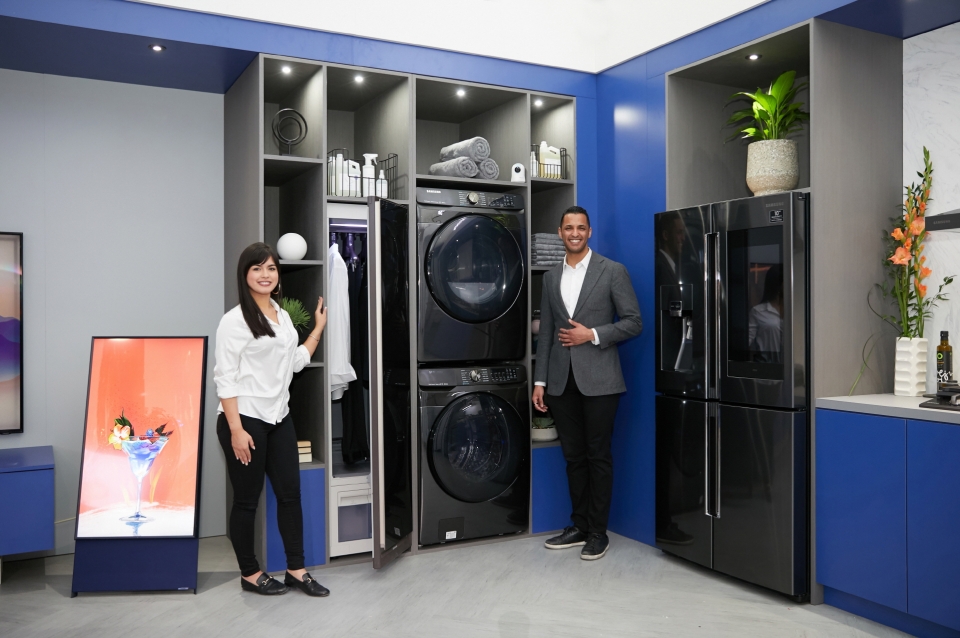 삼성전자 모델이 북미 최대 규모의 주방·욕실 관련 전시회인 ‘KBIS 2020’에서 프리미엄 세탁기·건조기와 패밀리허브 냉장고 등으로 구성된 ‘커넥티드 리빙존’에서 차별화된 AI·IoT가전을 소개하고 있다. (사진=삼성전자)