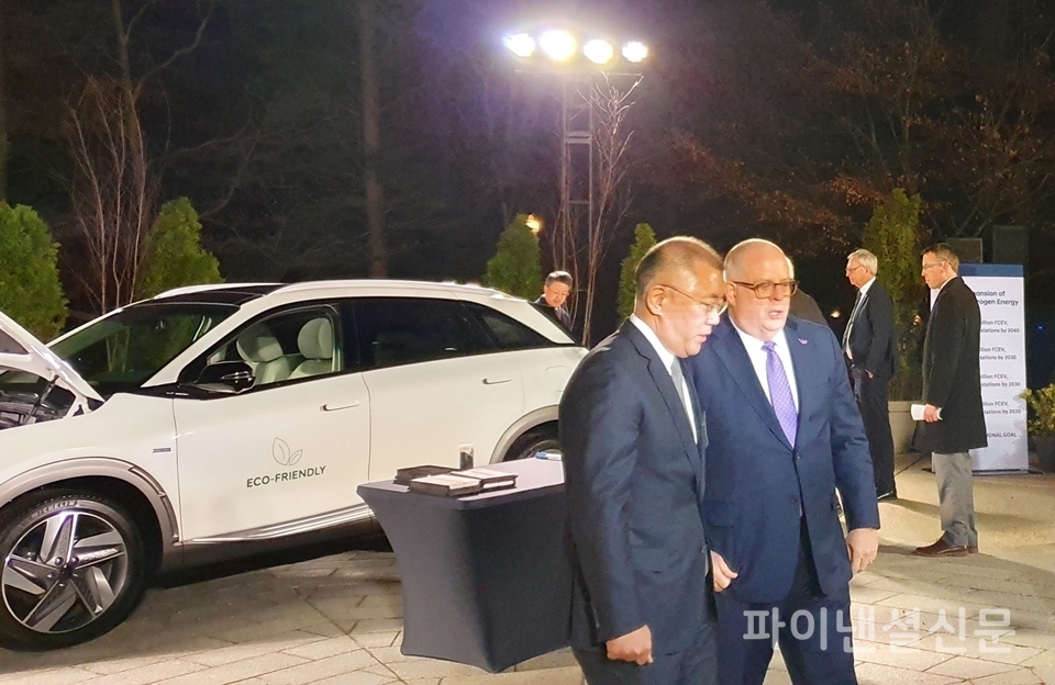 정의선 수석부회장(사진 좌측)과 전미주지사협회 의장인 래리 호건(Larry Hogan) 메릴랜드 주지사가 넥쏘 공기정화 시연을 지켜본 뒤 수소전기차, 수소경제 사회에 대해 의견을 나누고 있다. (사진=현대차그룹)