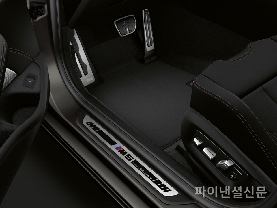 도어실에 새겨진 35주년 레터링 (사진=BMW)