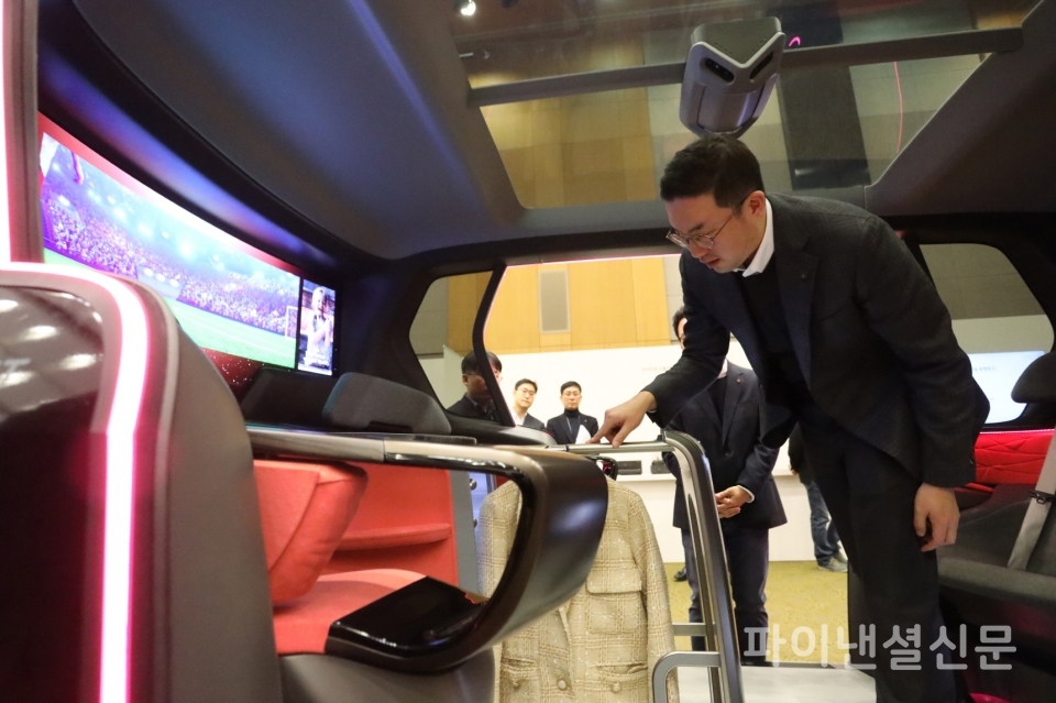 구광모 LG 회장은 17일 오후 서울 서초구 LG전자 디자인경영센터를 방문해 미래형 커넥티드카 내부에 설치된 의류관리기의 고객편의성 디자인을 살펴보고 있다/사진=LG전자