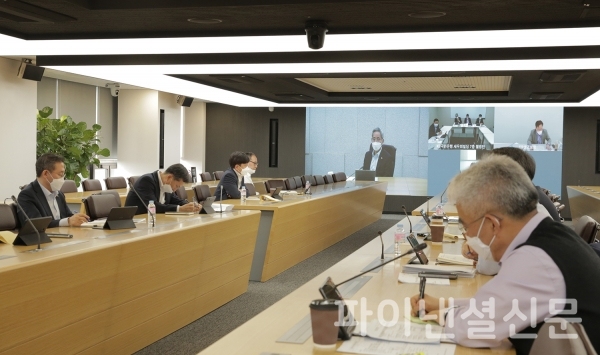 화상회의를 하고 있는 KB금융그룹 임직원 (사진=KB금융)