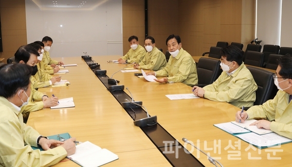 2일 하나금융그룹 명동 사옥에서 열린 관계사 CEO 및 그룹장들을 대상으로 소집한 긴급회의에서 김정태 하나금융그룹 회장(사진 오른쪽에서 세번째)이 지성규 하나은행장(사진 오른쪽에서 네번째), 장경훈 하나카드 사장(사진 오른쪽에서 두번째) 등이 코로나19 지원과 실천을 위해 의견을 모으고 있다. (사진=하나금융)