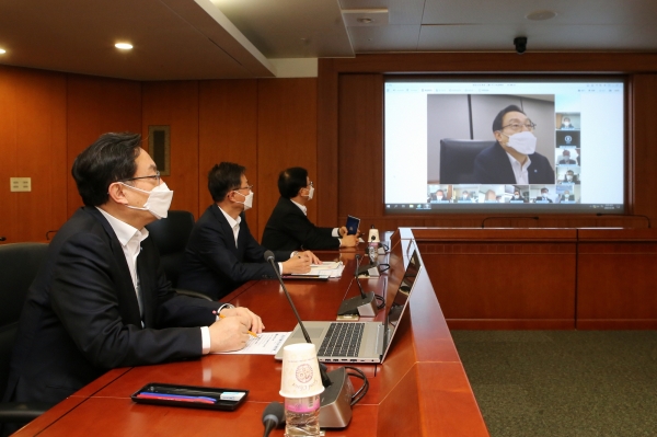 손태승 우리금융그룹 회장(왼쪽 첫번째)은 4일 오전 자회사 CEO 들과 함께 코로나19 확산방지와 피해고객 지원을 위한 그룹 대응체계를 점검했다. (사진=우리금융)