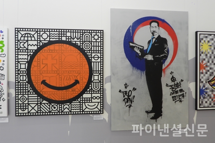 안창호 선생이 독립운동을 위해 수확한 오렌지를 표현한 작품(왼쪽)과 김좌진 장군을 표현한 작품(오른쪽) (사진=황병우 기자)