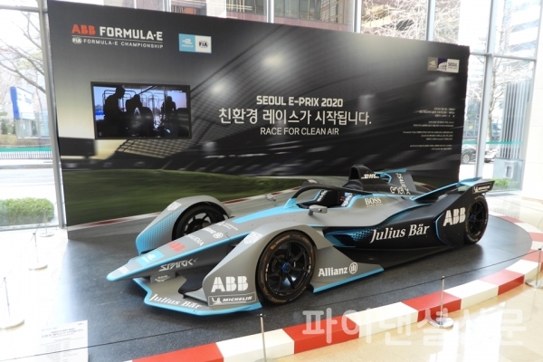 하나은행 을지로 본점 1층 로비에 전시 중인 포뮬러 E 레이스카 실물크기 모형 (사진=황병우 기자)