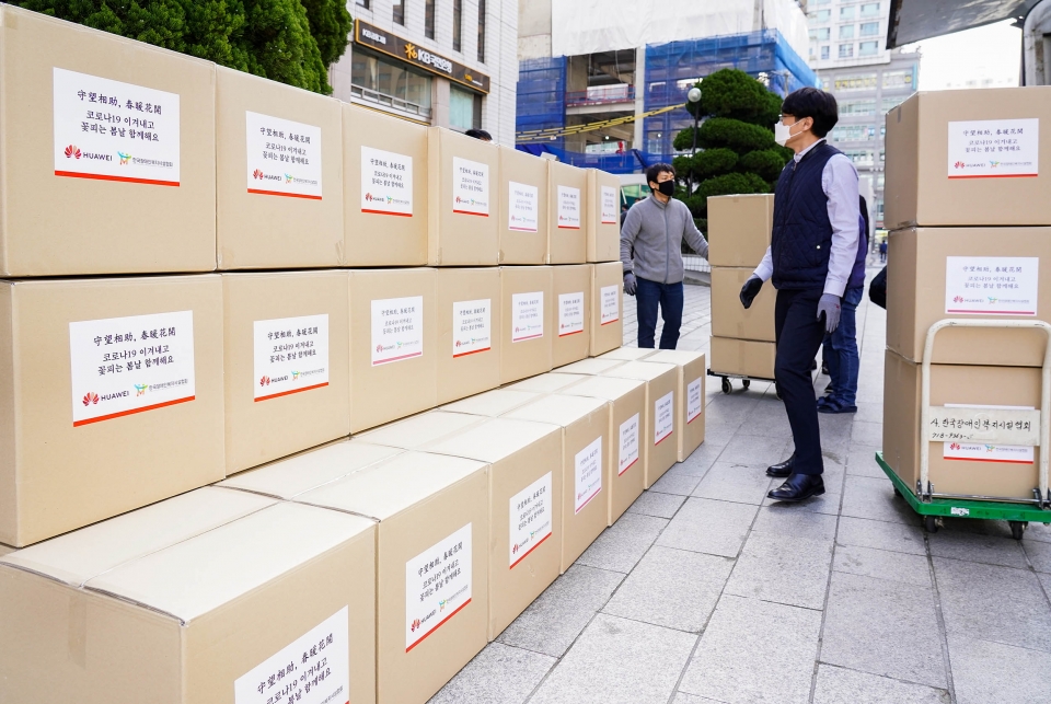 한국화웨이는 3월20일 오전 한국장애인복지시설협회에 마스크 10만장을 전달했다. (사진=한국화웨이)