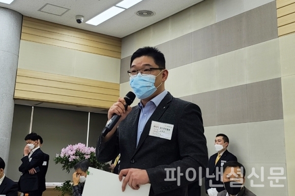 류제강 KB국민은행 노조위원장이 20일 열린 정기 주주총회에서 의사 진행 발언을 하고 있다. (사진=국민은행노조)