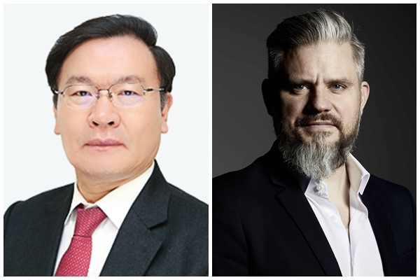 황헌규 현대엔지니어링 부사장(왼쪽)과 기아차 실내디자인실장 요한 페이즌 상무(오른쪽) (사진=현대차그룹)