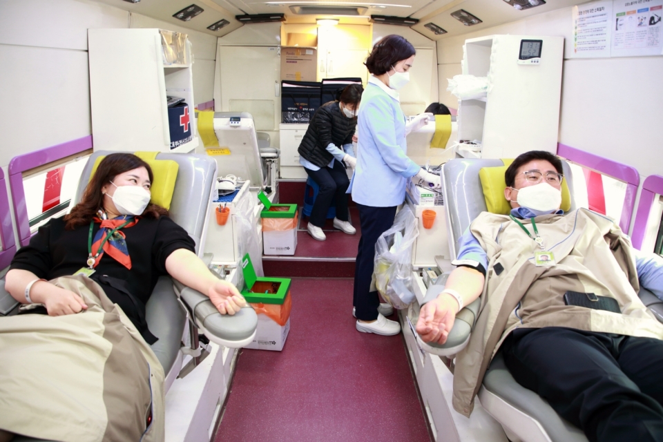 한국국토정보공사(LX)가 30일 코로나19로 인한 혈액수급 비상상황 극복에 도움을 주고자 단체 헌혈을 실시했다. (사진=LX)
